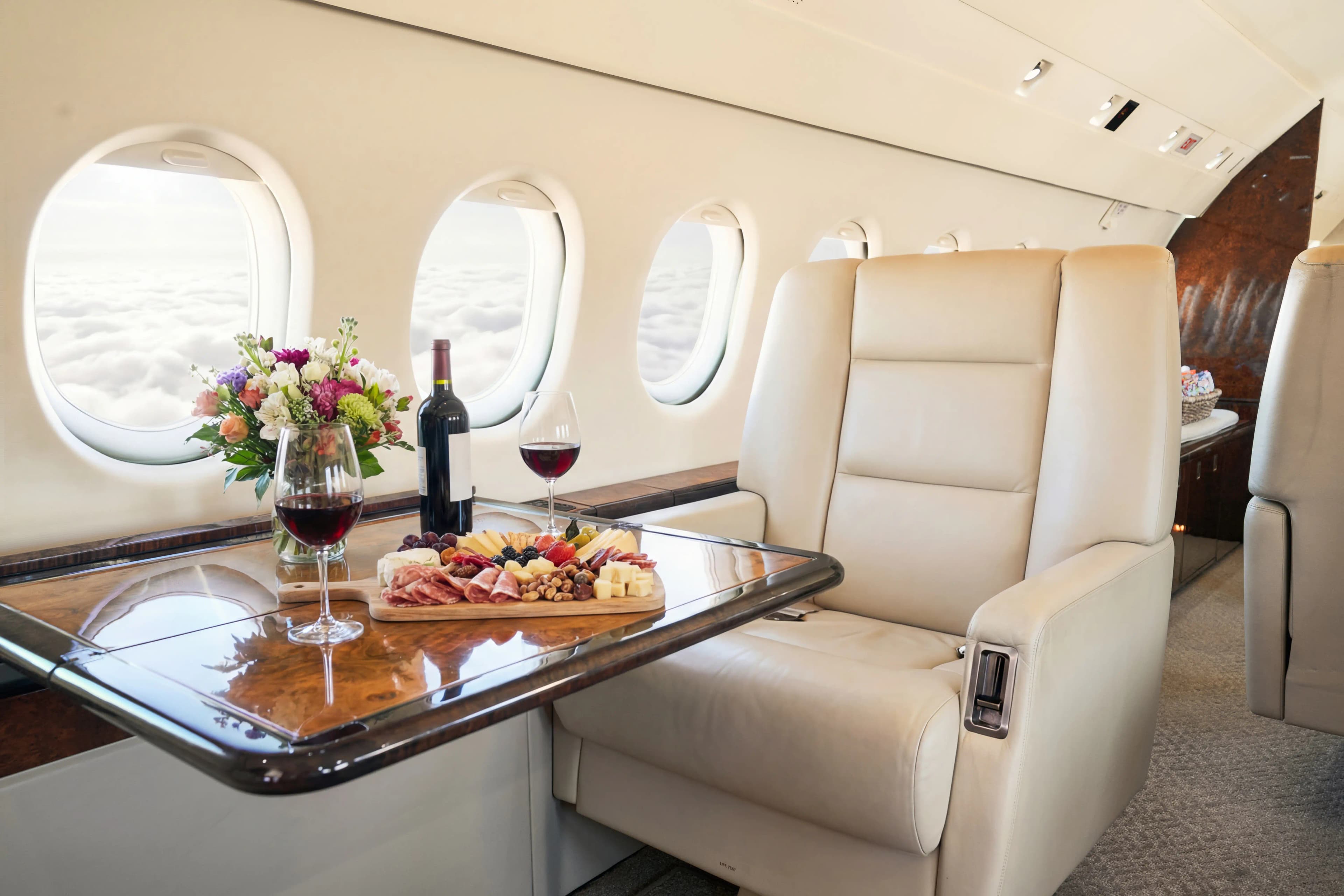 Falcon 900 dining service
